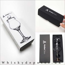 Amber Whisky glas med låg og ravfarvet fod.